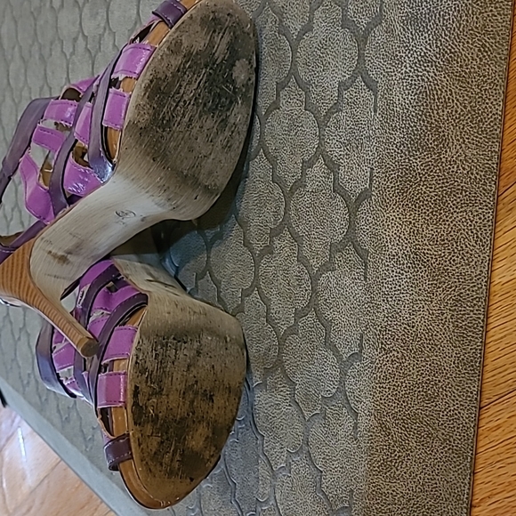 Heels - Picture 3 of 3